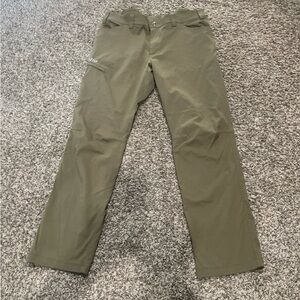 KUIU switch back pants in olive men’s size 40s